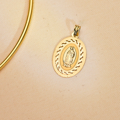 18K MEDALLA ORO AMARILLO VIRGEN GUADALUPE CERCO CALADO Y TALLADO. 34 X 22 MM