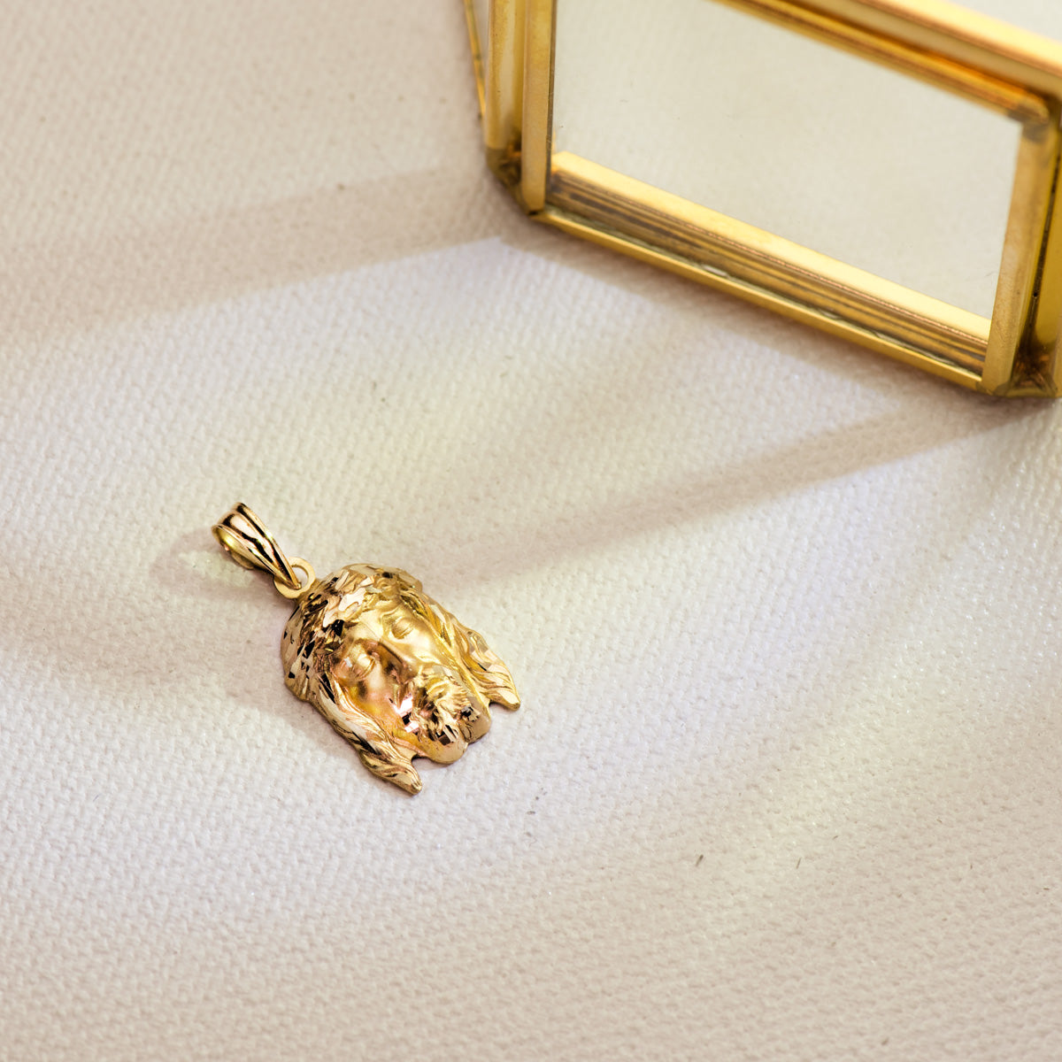 18K COLGANTE CRISTO DE LA BUENA MUERTE ORO AMARILLO ESTAMPADO. 19X12 MM