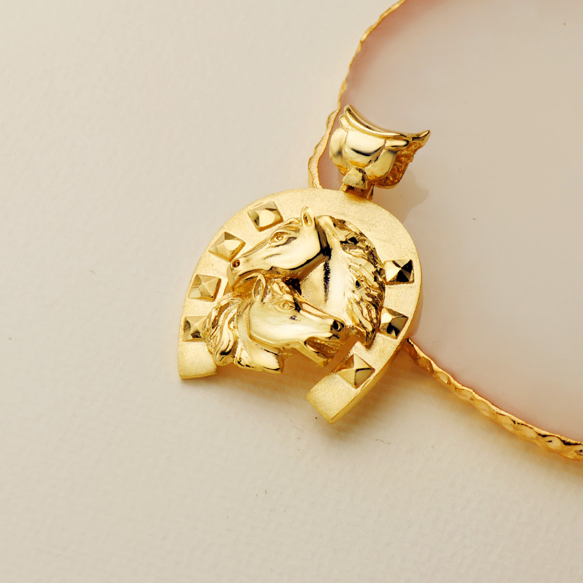 18K COLGANTE ORO AMARILLO HERRADURA CON CABALLOS 35X32 MM