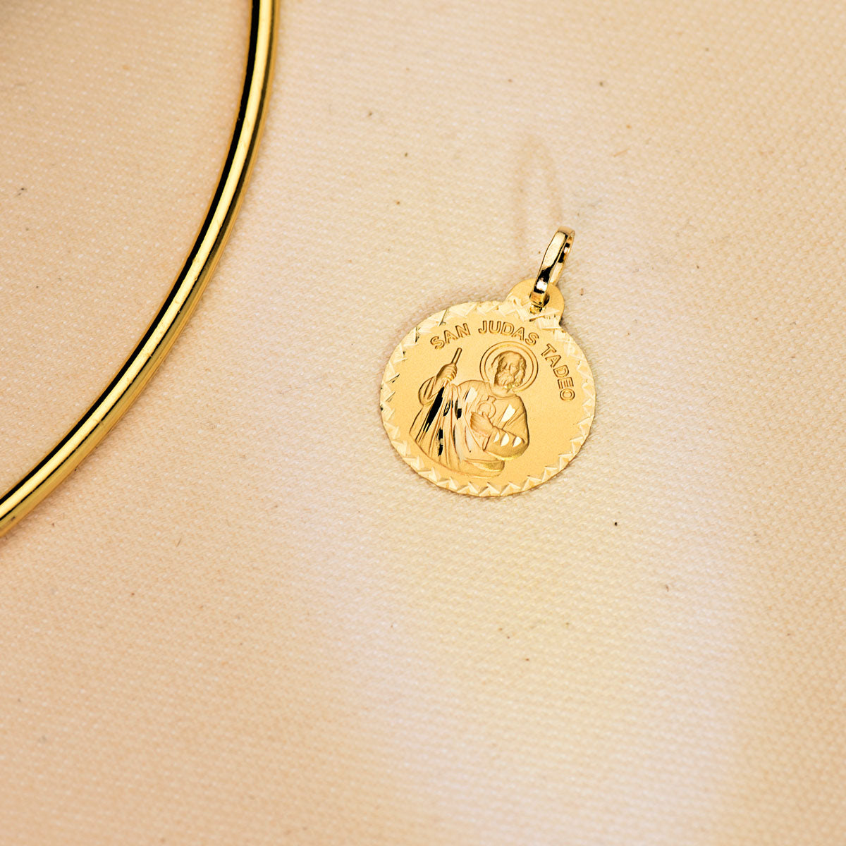 18K MEDALLA ORO AMARILLO SAN JUDAS TADEO BORDE TALLA CRUZADA. MEDIDA: 20 MM