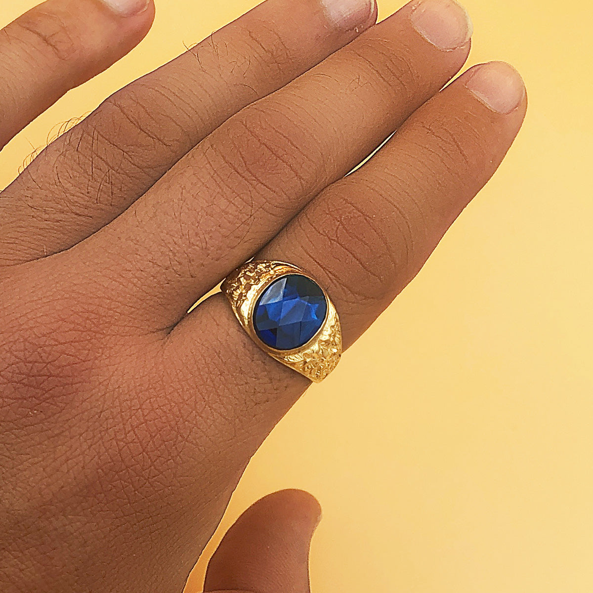 18K SELLO CABALLERO TALLADO ORO AMARILLO MACIZO PIEDRA SPINEL ZAFIRO AZUL OVAL 12 X 10 MM