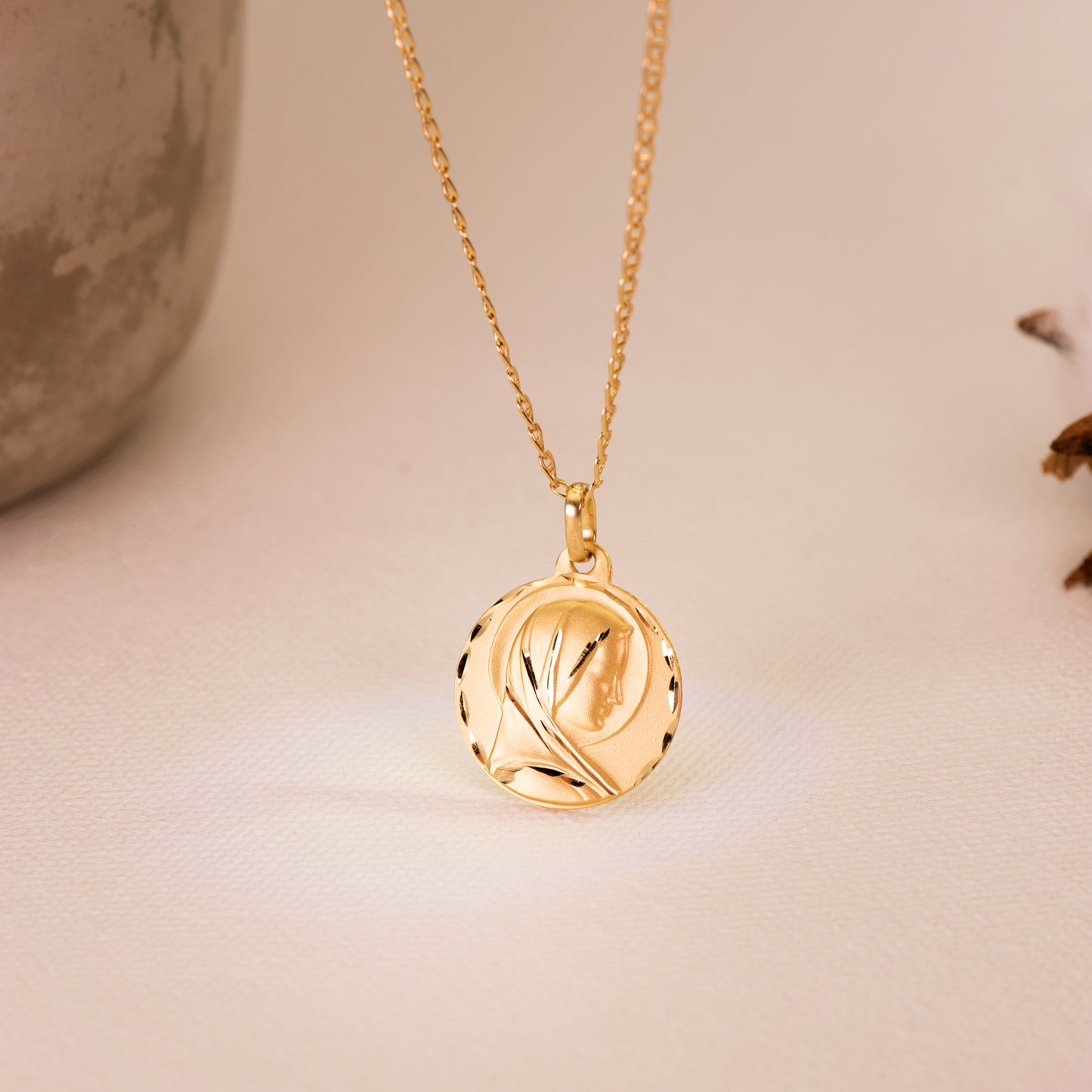 18K MEDALLA ORO AMARILLO MARIA FRANCESA TALLADA MATIZADA 18 MM