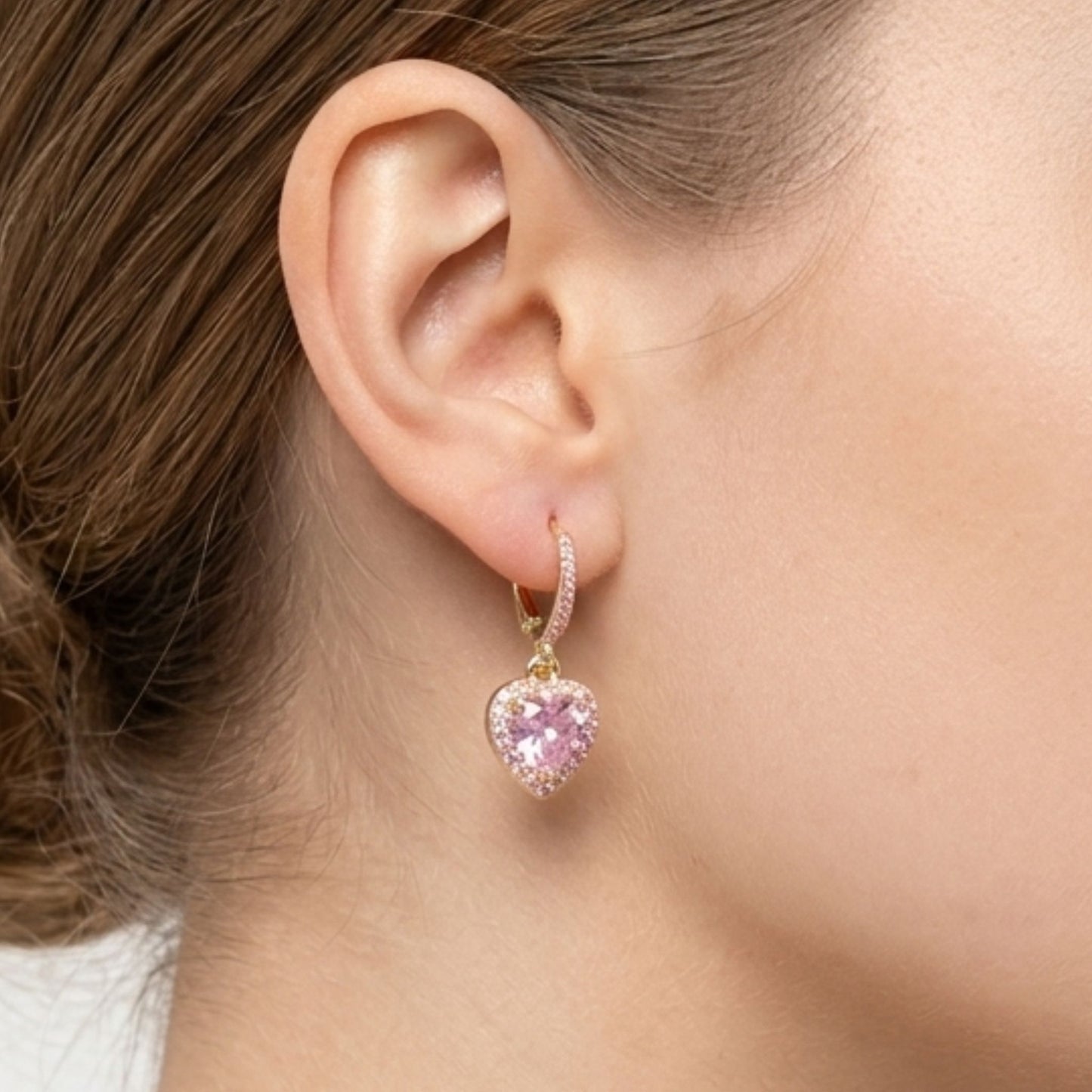 Chica luciendo Pendientes acero inoxidable dorado chapado oro 14ktes circonitas blancas engastadas diseño joyería osnor corazon