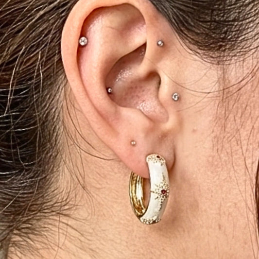Chica luciendo Pendientes acero inoxidable dorado chapado oro 14ktes circonitas diseño joyería osnor moda 