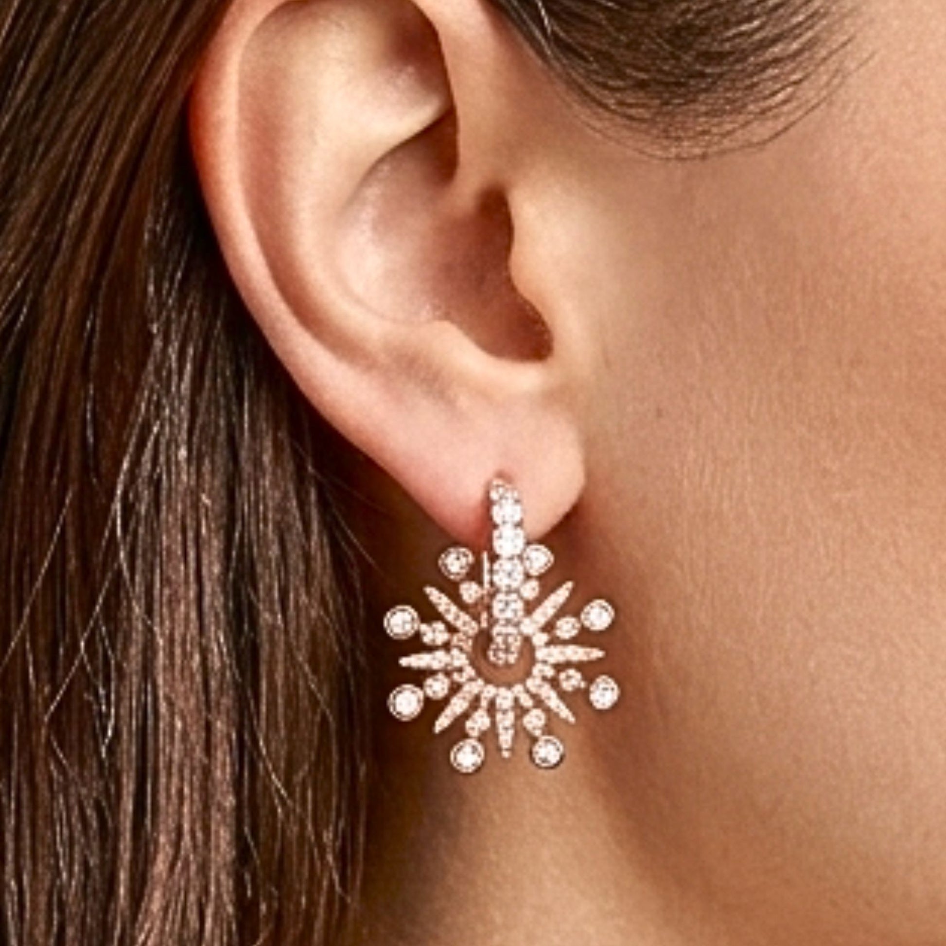 Chica luciendo Pendientes acero inoxidable rosa mujer diseño joyería osnor moda moderno elegante boda fiesta glamour lujo fashion aros argollas 