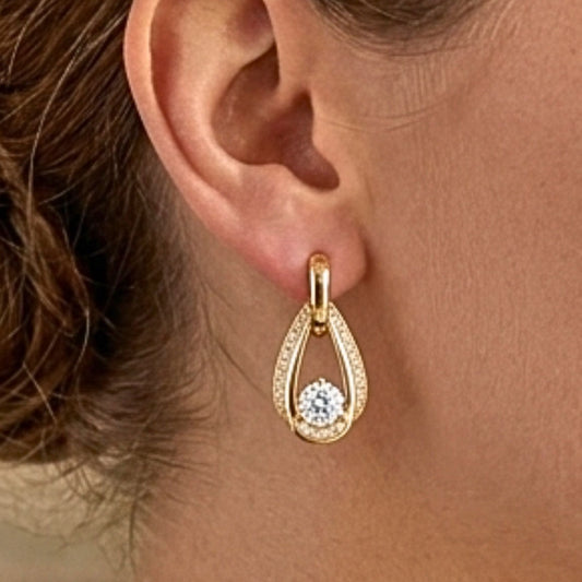 Chica luciendo Pendientes acero inoxidable dorado chapado oro 14ktes diseño joyería osnor moda moderno fiesta fashion 