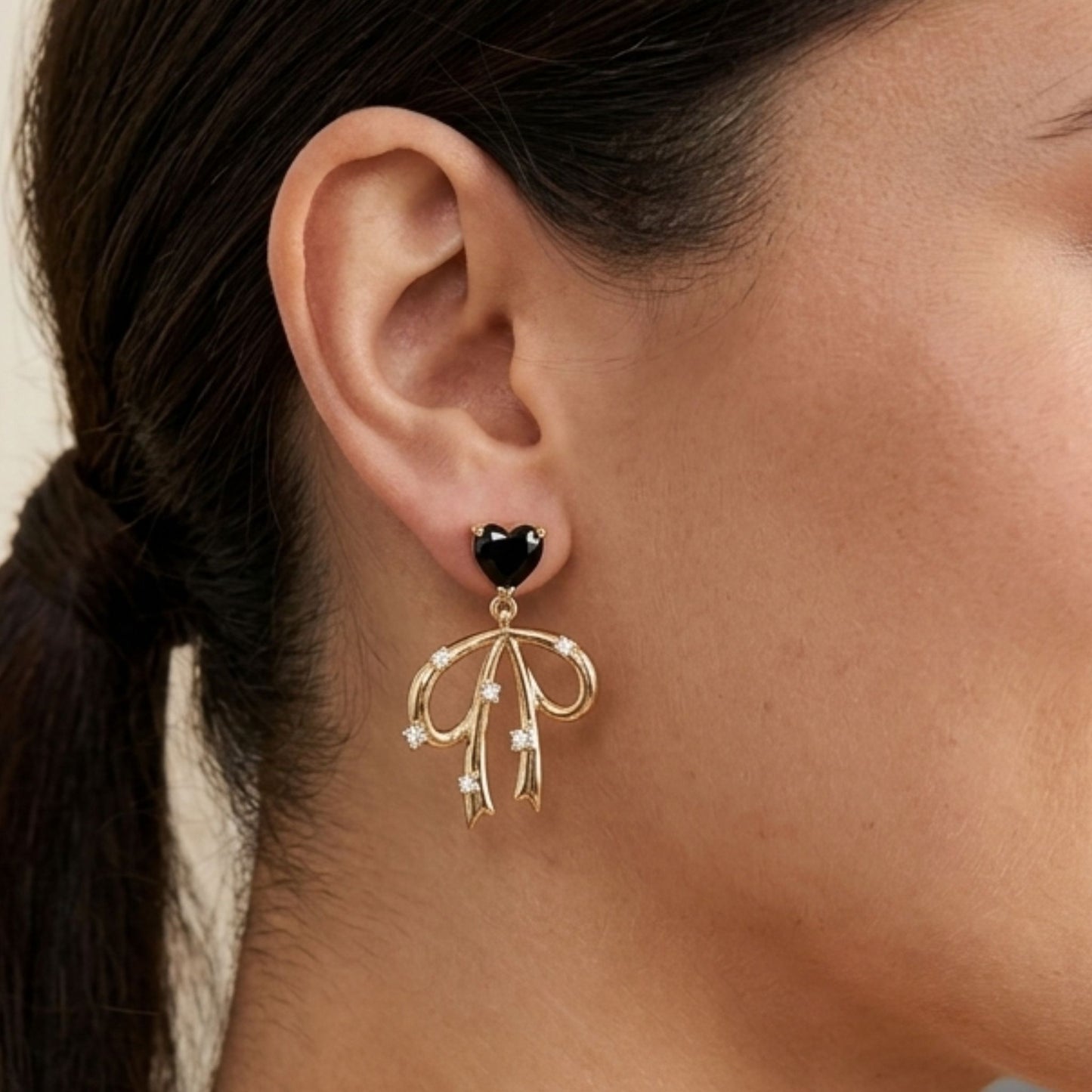 Chica luciendo Pendientes acero inoxidable dorado chapado oro 14ktes circonitas blancas engastadas diseño joyería osnor moda moderno elegante boda 