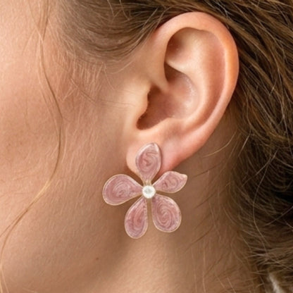 Chica luciendo Pendientes acero inoxidable dorado chapado oro 14ktes diseño joyería osnor moda 