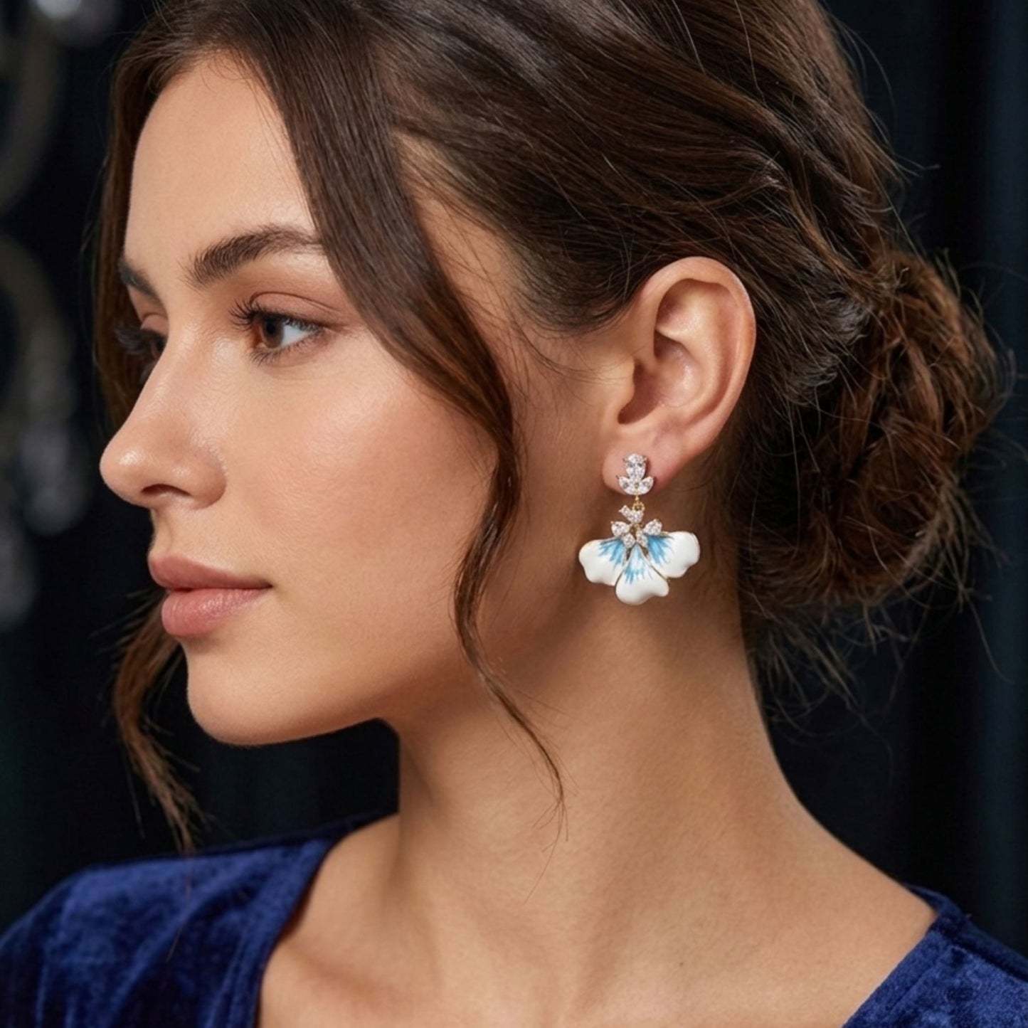 Pendientes Largos Flor Esmalte Azul Nácar ·Acero  Chapado Oro 14K · Circonitas Blancas