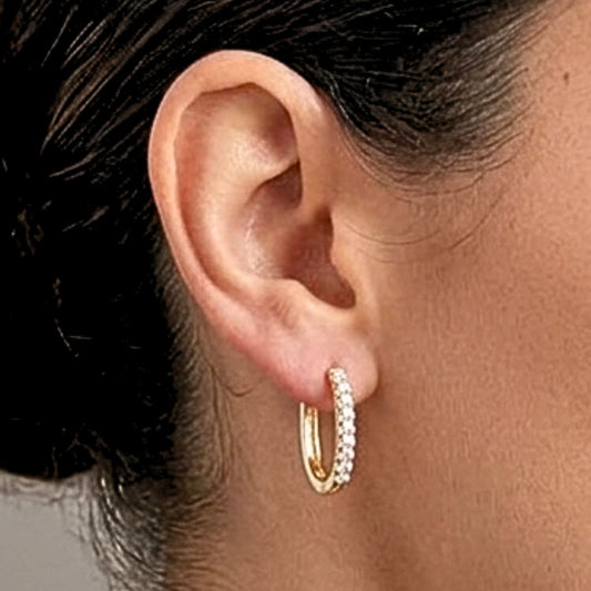 Chica luciendo Pendientes de acero inoxidable dorado chapado oro 14ktes diseño joyería osnor moda mujer 