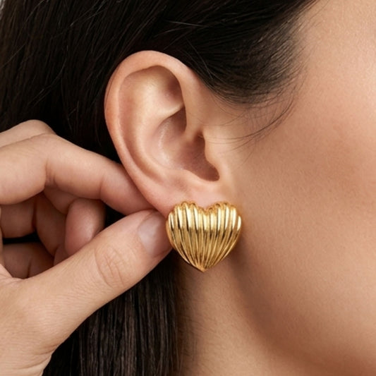 Chica luciendo Pendientes acero inoxidable dorado chapado oro 14ktes diseño joyería osnor moda moderno elegante boda fiesta glamour lujo 