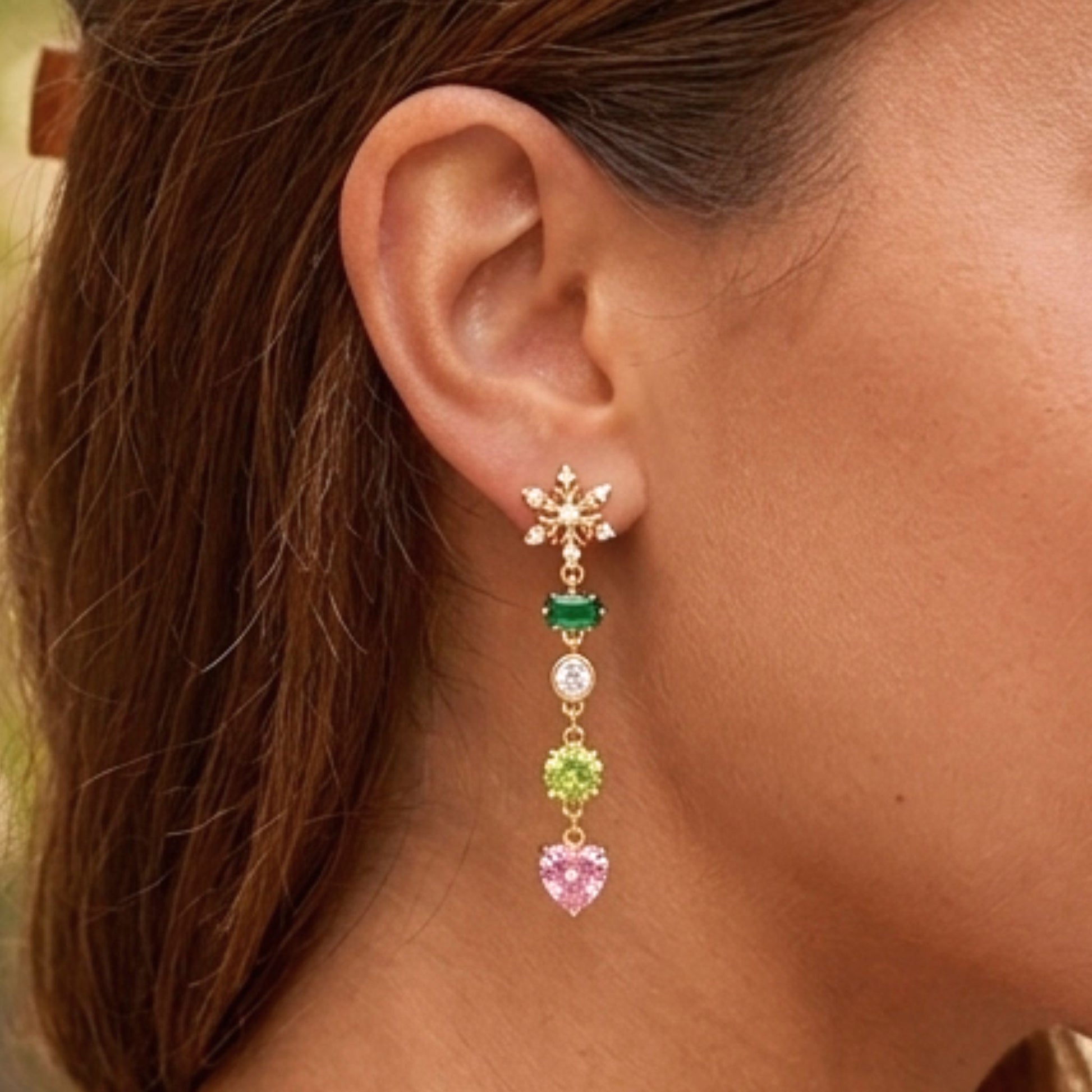 Chica luciendo Pendientes acero inoxidable dorado chapado oro 14ktes circonitas color engastadas largo diseño mujer joyería osnor moda 