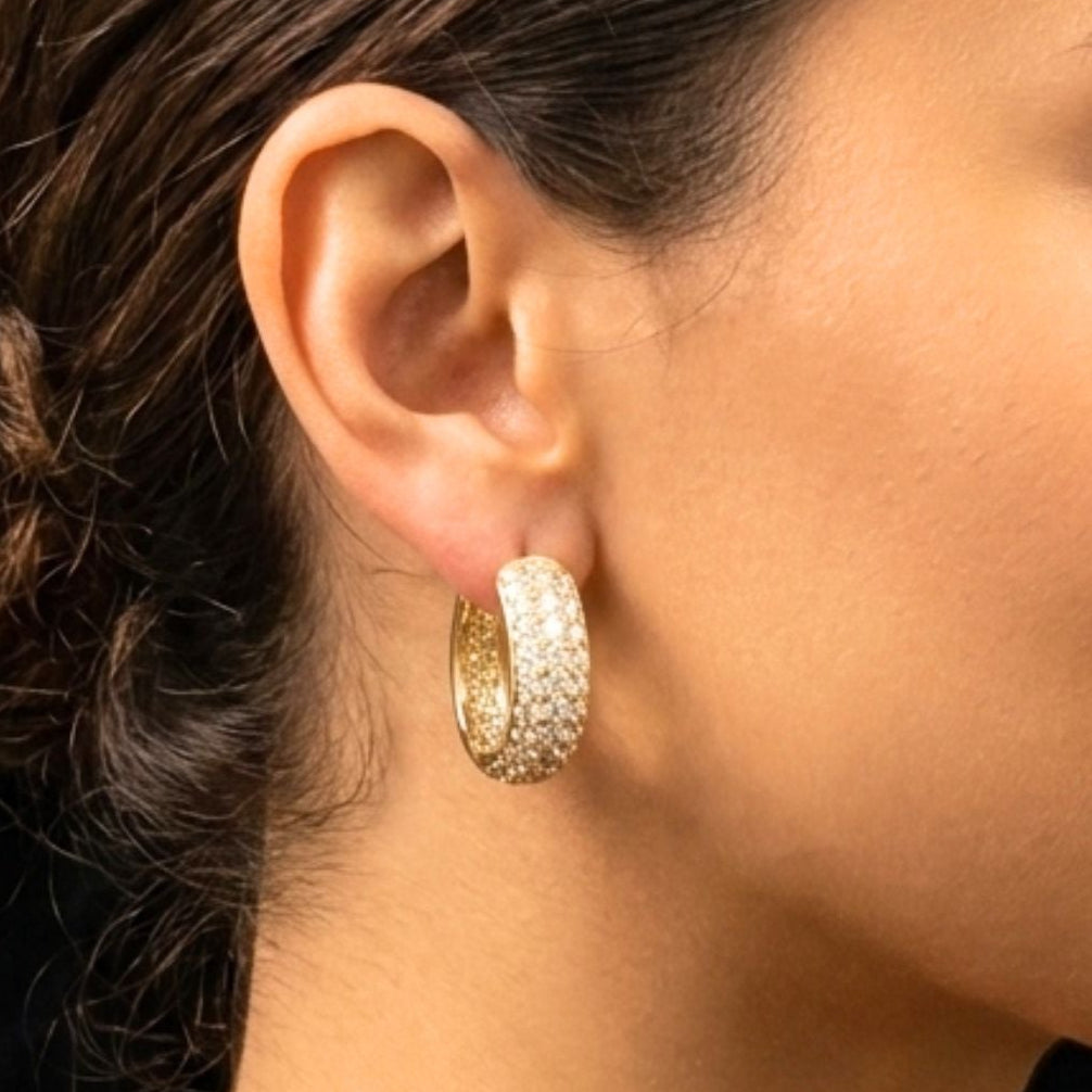 Chica luciendo Pendientes aros argollas acero inoxidable dorado chapado oro 14ktes diseño mujer joyería osnor 