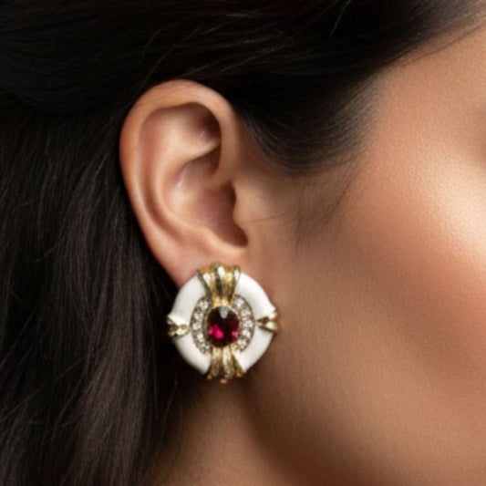 Chica luciendo Pendientes acero inoxidable dorado y cerámica diseño mujer joyería osnor 
