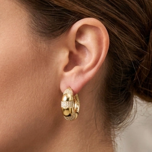 Chica luciendo Pendientes acero inoxidable dorado chapado oro 14ktes circonitas blancas engastadas 