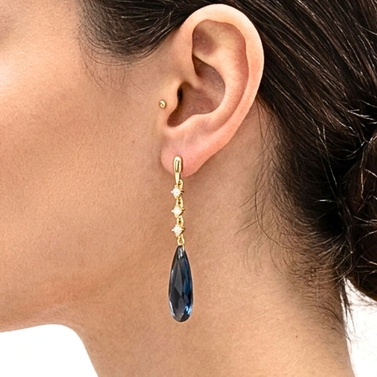 Chica luciendo Pendientes acero inoxidable dorado chapado oro 14ktes circonitas blancas engastadas diseño joyería osnor moda 