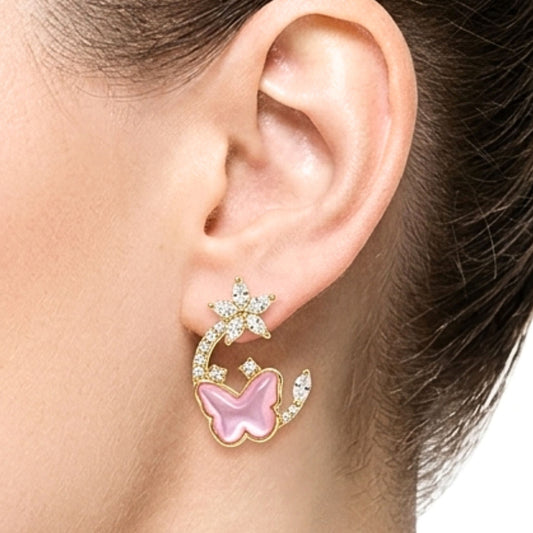 Chica luciendo Pendientes de acero inoxidable dorado chapado oro 14ktes diseño de joyería moda moderno elegante boda fiesta glamour lujo mujer diferente Circonitas blancas engastadas osnor 