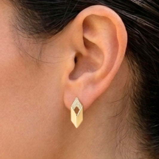 Chica luciendo Pendientes de acero inoxidable dorado chapado oro 14ktes diseño joyería osnor moda mujer 