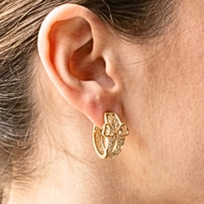 Chica luciendo Pendientes de acero inoxidable dorado chapado oro 14ktes diseño joyería osnor moda mujer 