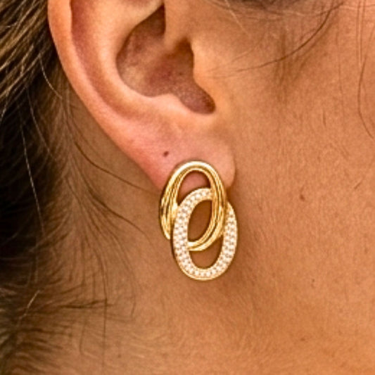 Chica luciendo Pendientes acero inoxidable dorado chapado oro 14ktes diseño joyería osnor moda 