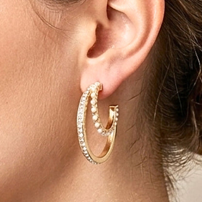 Chica luciendo Pendientes acero inoxidable dorado chapado oro 14ktes circonitas blancas y perlas mujer joyería osnor 