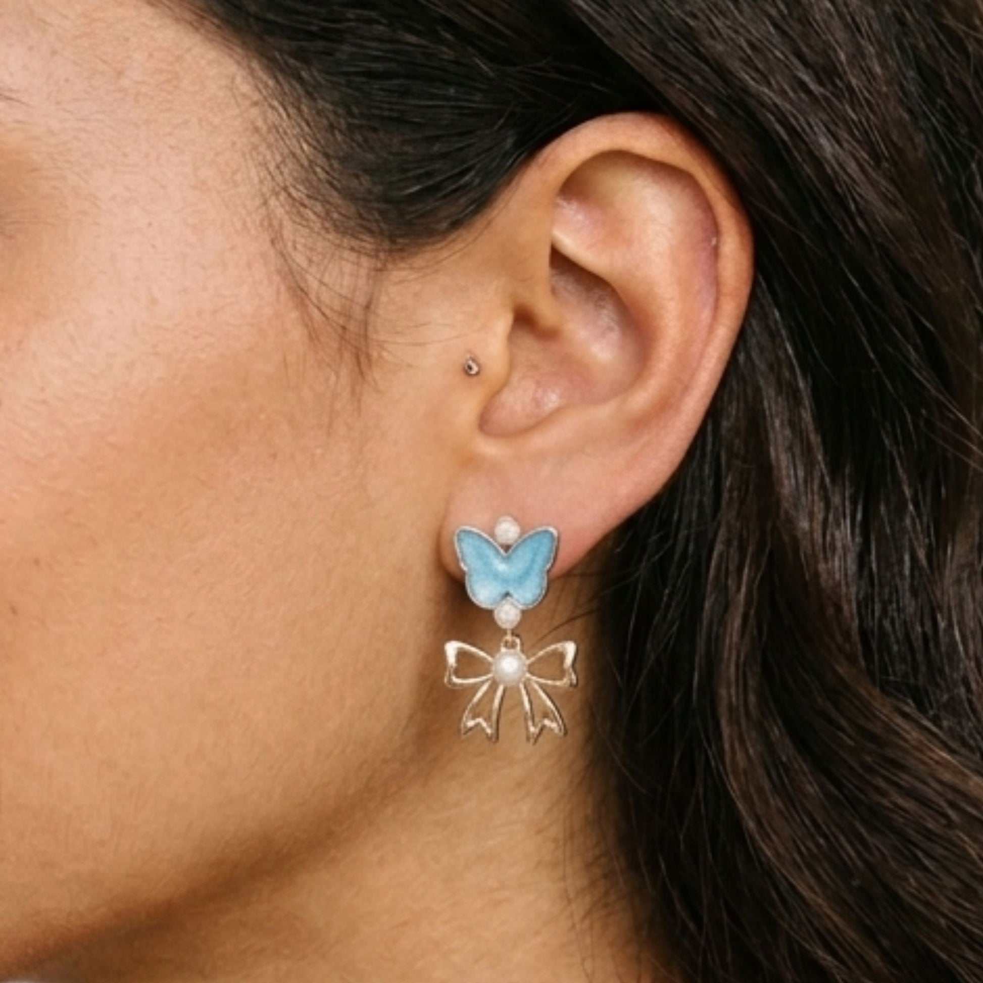 Chica luciendo Pendientes acero inoxidable dorado chapado oro 14ktes mariposa 