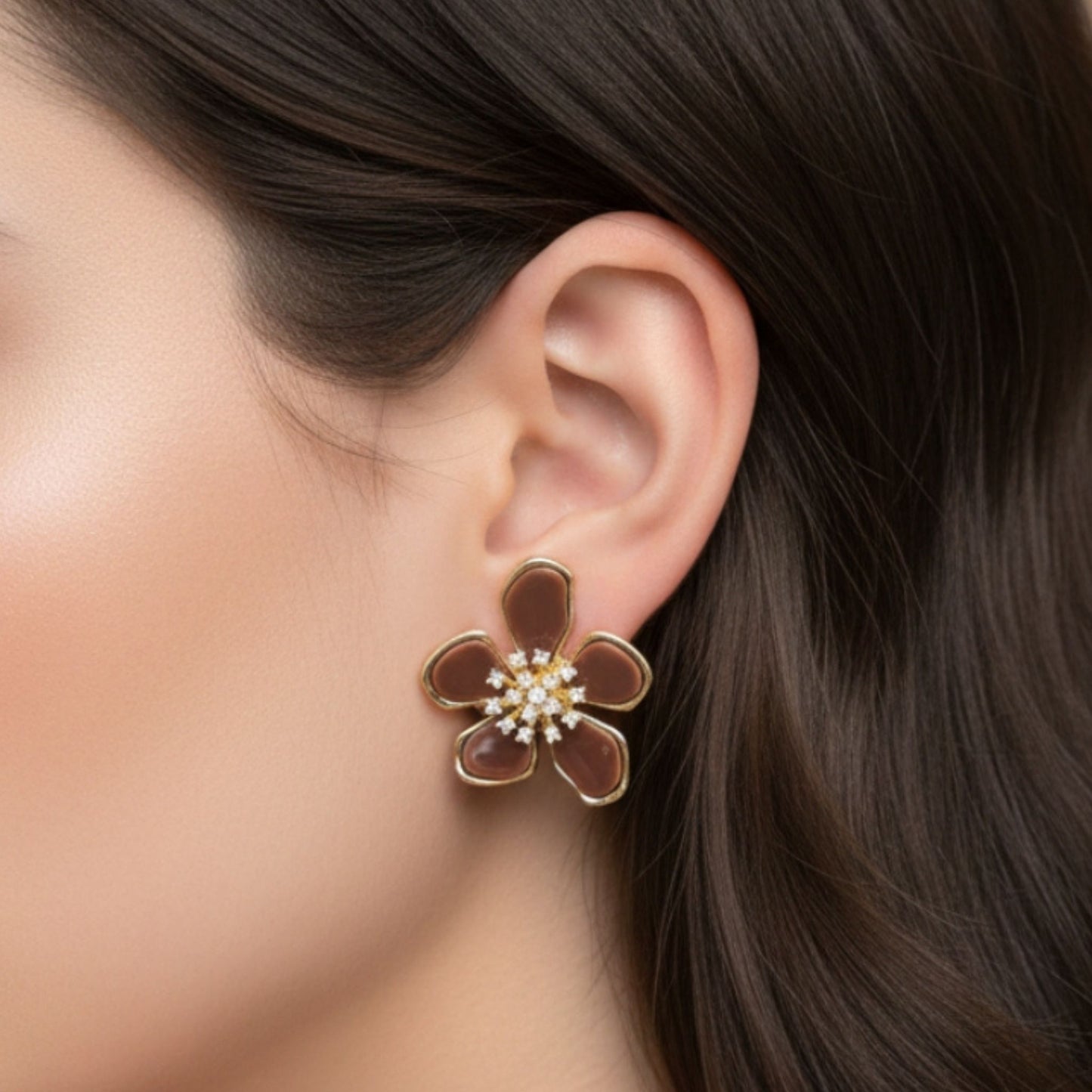 Chica luciendo Pendientes acero inoxidable dorado chapado oro 14ktes diseño joyería osnor moda 