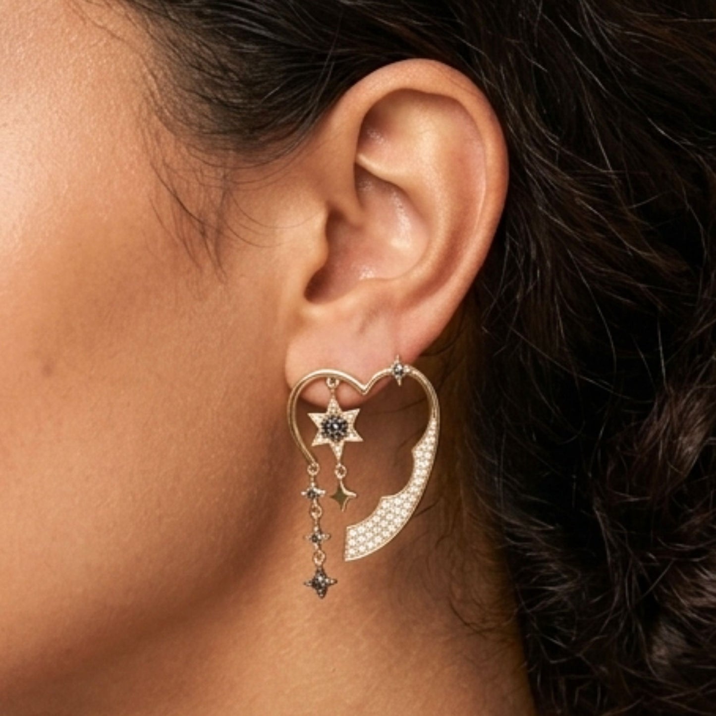 Pendientes Acero inoxidable dorado chapado oro 14ktes circonitas blancas engastadas diseño joyería osnor moda estrella 