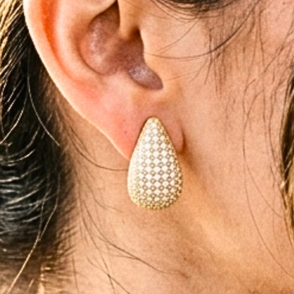 Chica luciendo Pendientes acero inoxidable dorado chapado oro 14ktes circonitas blancas engastadas diseño joyería osnor moda moderno elegante boda fiesta glamour lujo 