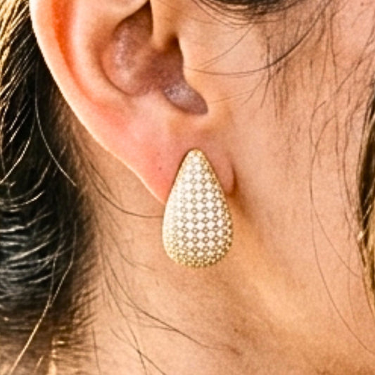 Chica luciendo Pendientes acero inoxidable dorado chapado oro 14ktes circonitas blancas engastadas diseño joyería osnor moda moderno elegante boda fiesta glamour lujo 