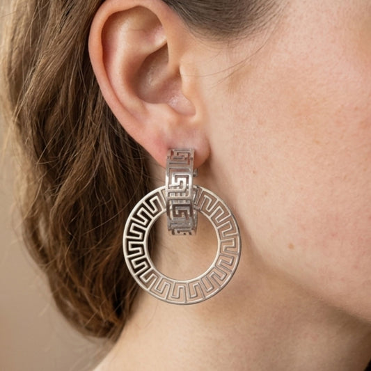 Chica luciendo Pendientes acero inoxidable plateado mujer diseño joyería osnor 