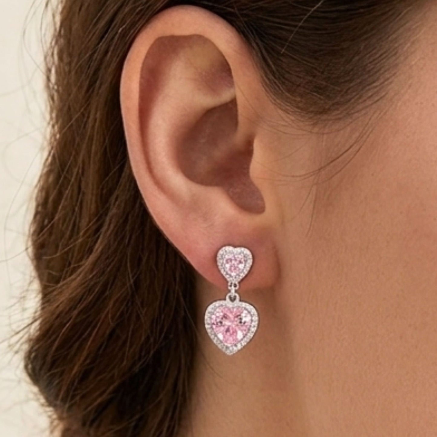 Chica luciendo Pendientes de acero inoxidable plateado mujer diseño joyería osnor moda moderno 