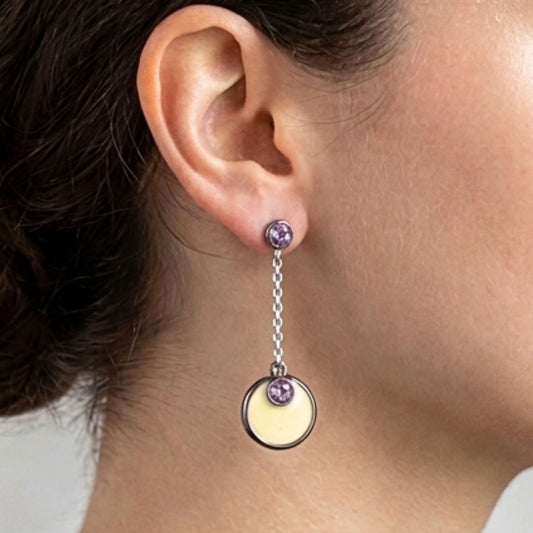 Chica luciendo Pendientes de acero inoxidable plateado mujer diseño joyería osnor moda moderno elegante boda fiesta glamour lujo 