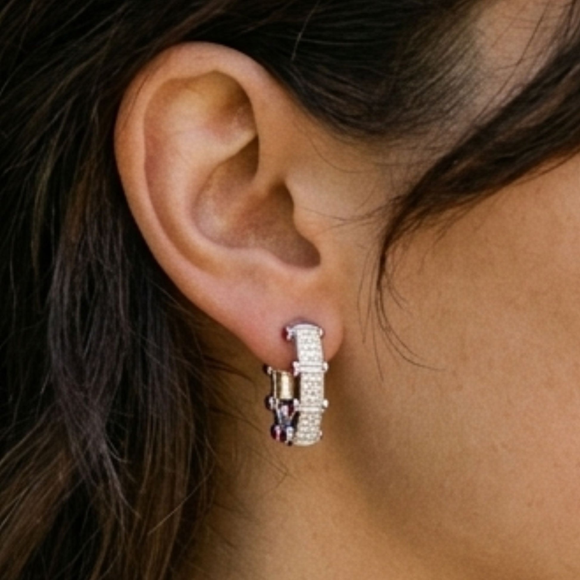 Chica luciendo Pendientes acero inoxidable plateado mujer diseño joyería osnor moda 