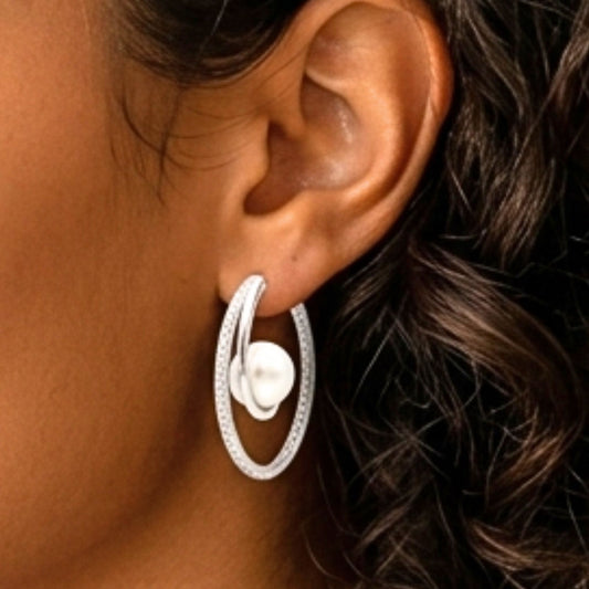 Chica luciendo Pendientes acero inoxidable plateado mujer diseño joyería osnor moda moderno fiesta fashion glamour lujo elegante boda 