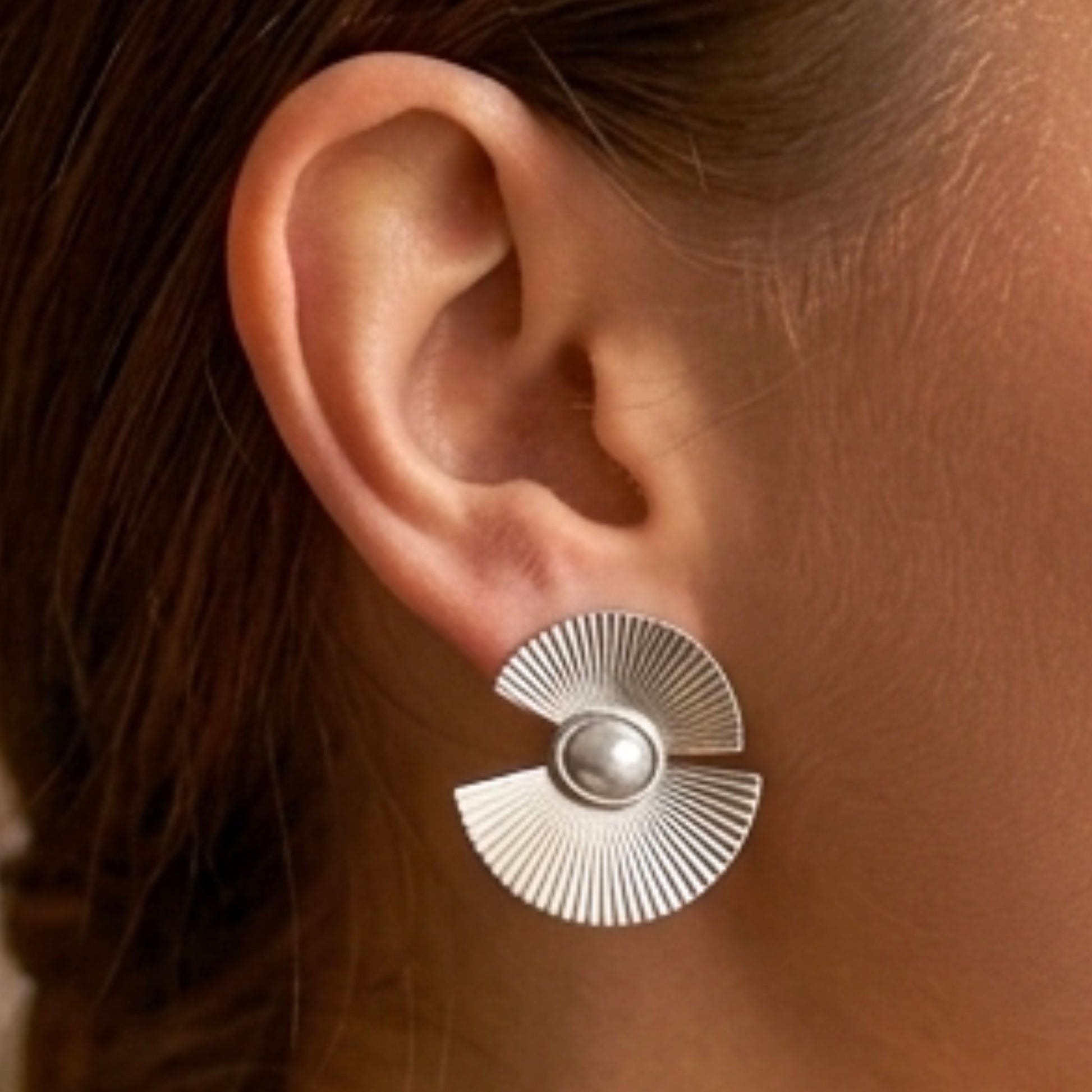 Chica luciendo Pendientes acero inoxidable plateado mujer diseño joyería osnor 