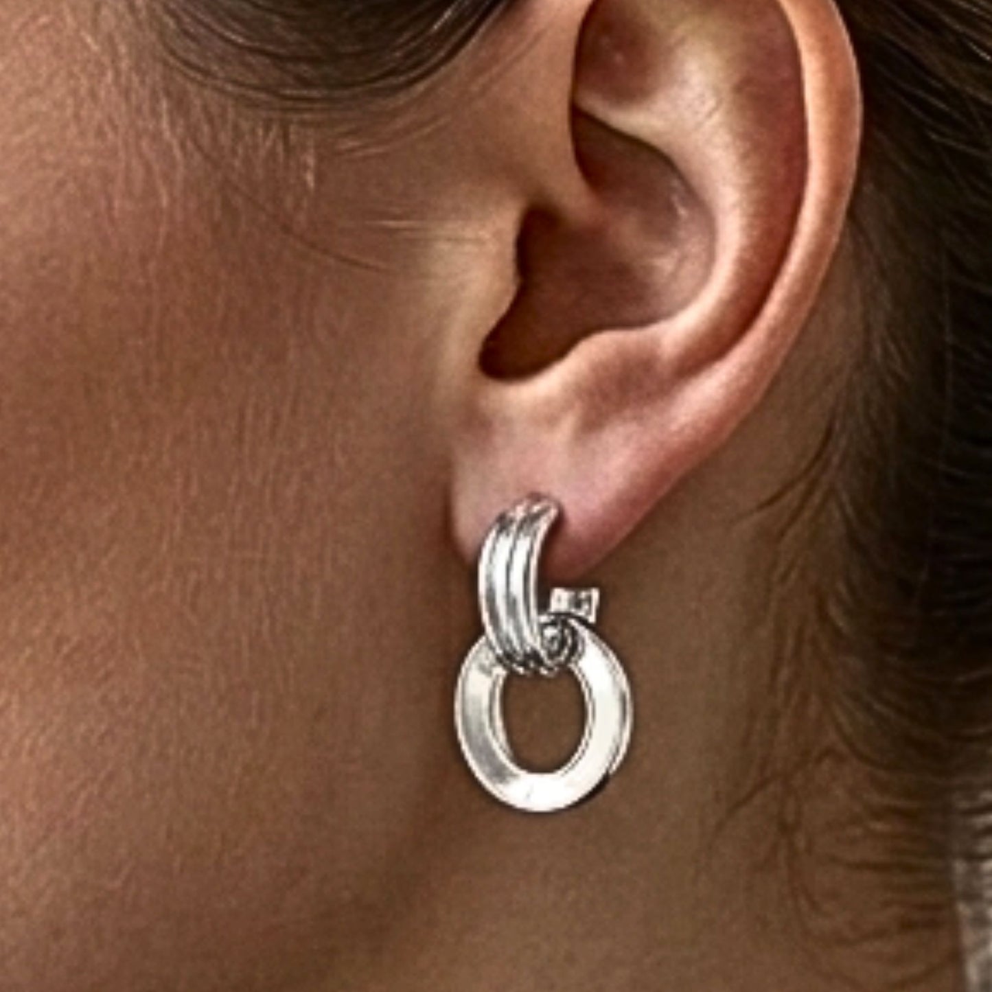 Chica luciendo Pendientes acero inoxidable plateado mujer diseño joyería osnor moda nácar blanco 
