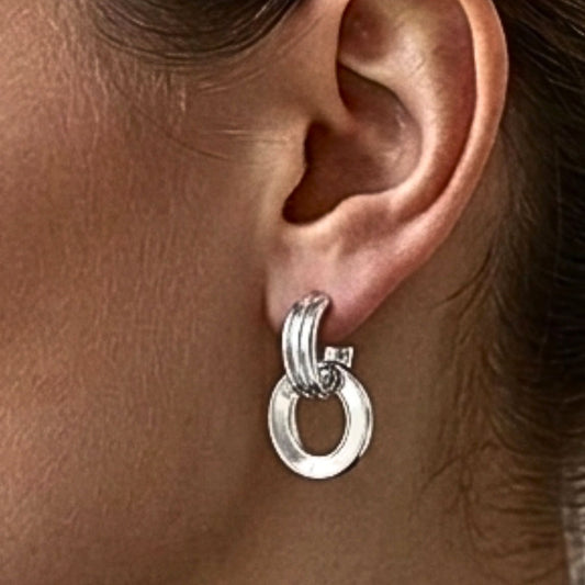 Chica luciendo Pendientes acero inoxidable plateado mujer diseño joyería osnor moda nácar blanco 