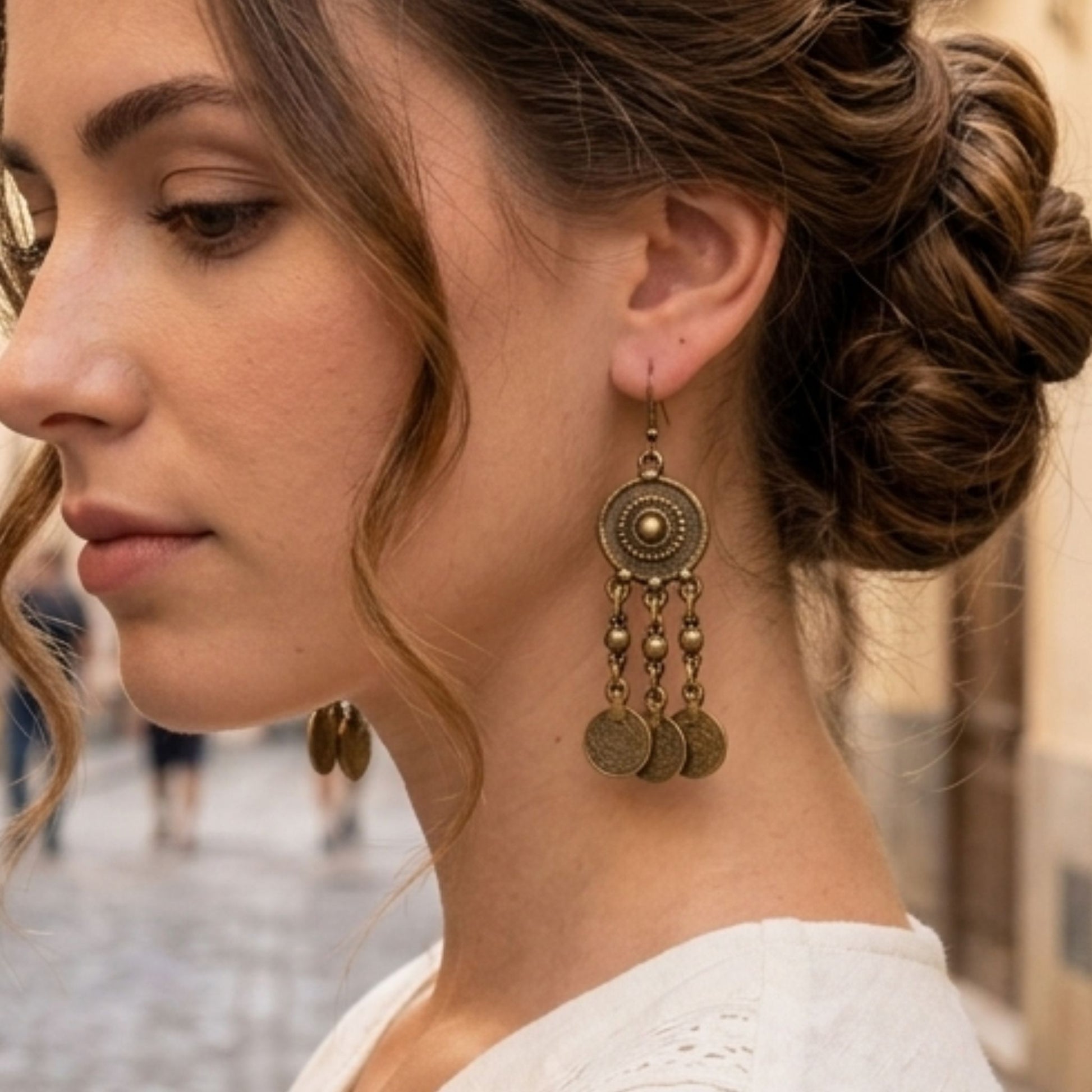 chica luciendo pendientes de bronce escltura joyeria osnor zamak