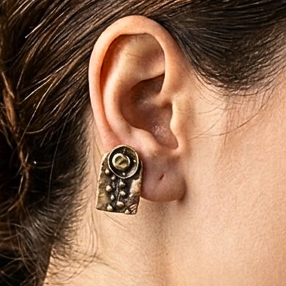 chica luciendo pendientes bronce escultura joyeria osnor zamak