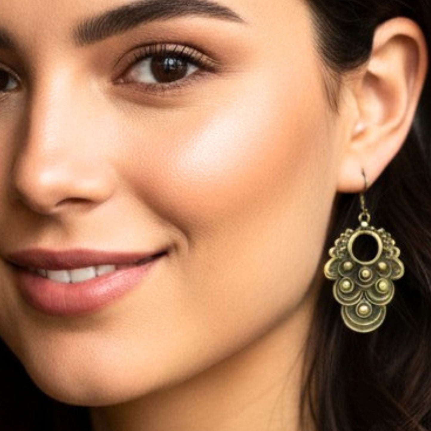 chica luciendo pendientes de bronce exclusivo joyeria osnor zamak