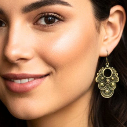 chica luciendo pendientes de bronce exclusivo joyeria osnor zamak