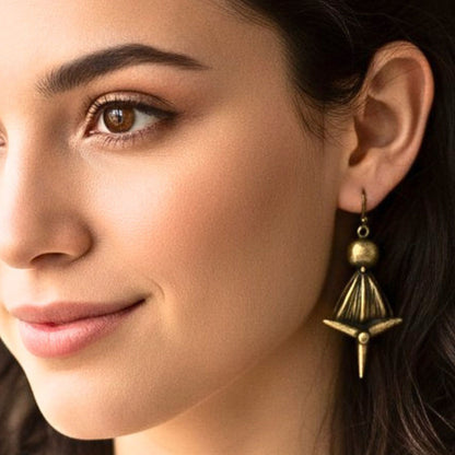 chica luciendo pendientes de bronce joyeria osnor zamak