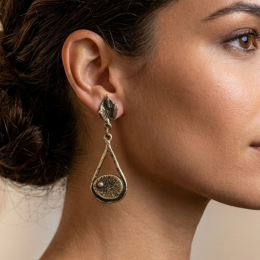 chica luciendo pendientes de bronce arte joyeria osnor zamak