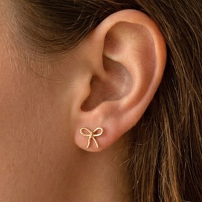 Chica luciendo Pendientes de plata baño de oro dorados diseño joyería osnor moda moderno elegante 