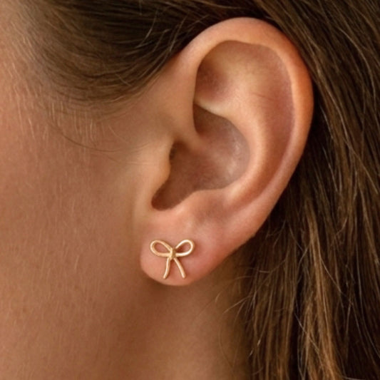 Chica luciendo Pendientes de plata baño de oro dorados diseño joyería osnor moda moderno elegante 