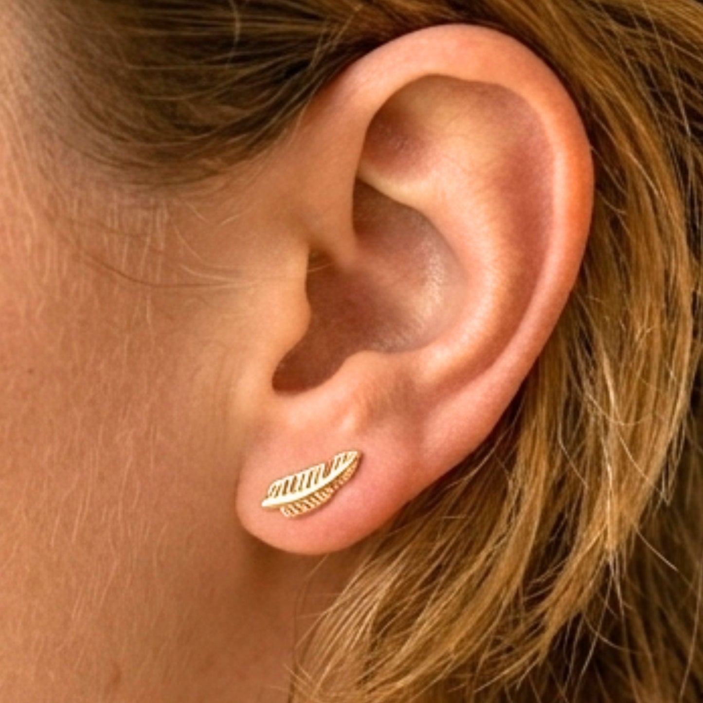 Chica luciendo Pendientes de plata baño de oro dorados diseño joyería osnor moda 