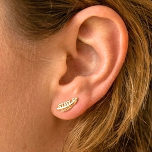 Chica luciendo Pendientes de plata baño de oro dorados diseño joyería osnor moda 