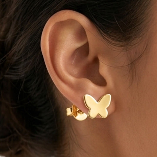 Chica luciendo Pendientes de plata baño de oro dorados diseño joyería osnor moda moderno elegante 