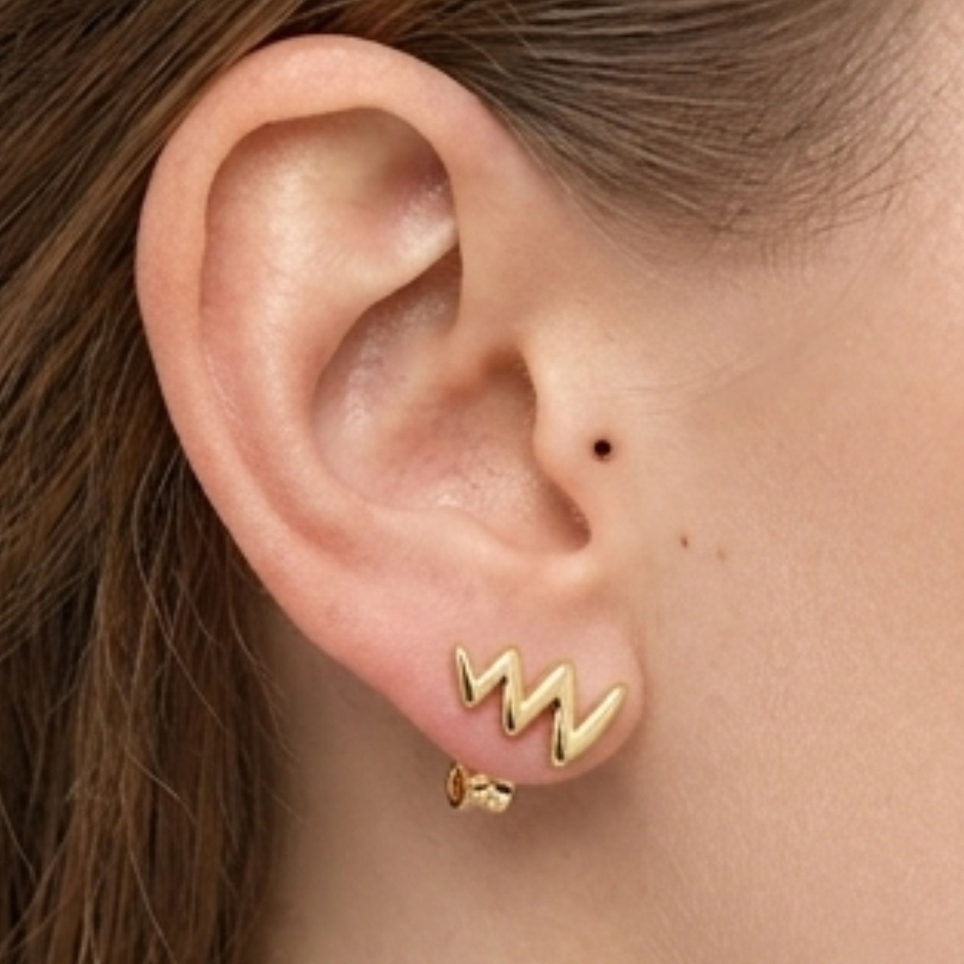 Chica luciendo Pendientes de plata baño de oro dorados diseño joyería osnor 